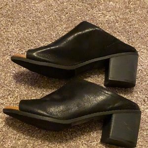 Black loosen toe block heels